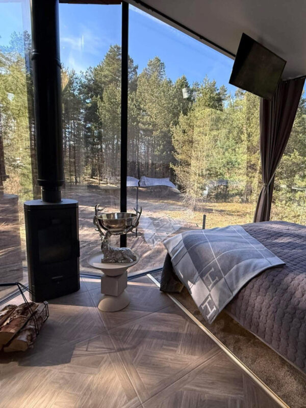 Villa kahele lummavas männimetsas